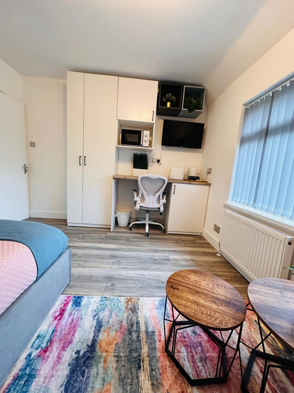 Comfortable Private self-contained Room in Birmingham Selly Oak with own Kitchenette and shared bathroom R3 Bed and Breakfast in Birmingham