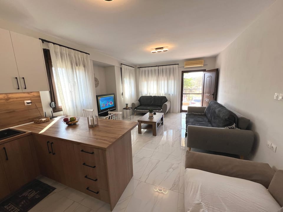 Property building, Day, Summer, TV and multimedia, Kitchen or kitchenette, Living room, Photo of the whole room, Seating area, Evening entertainment, kitchen