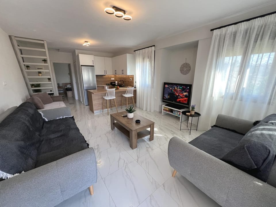 Property building, Day, Summer, TV and multimedia, Kitchen or kitchenette, Living room, Seating area, Evening entertainment, kitchen, kitchen