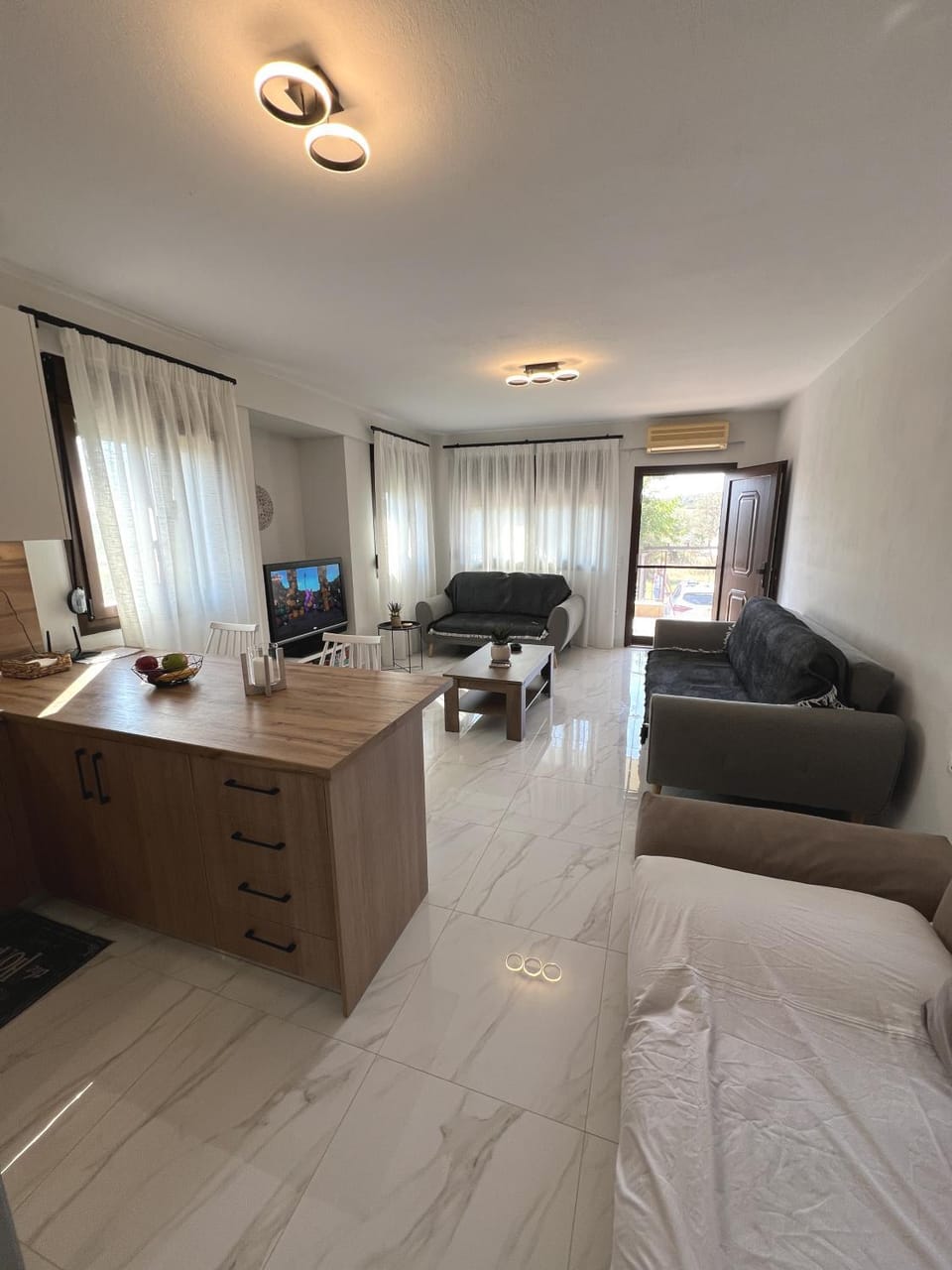 Property building, Day, Summer, TV and multimedia, Kitchen or kitchenette, Living room, Photo of the whole room, Seating area, Evening entertainment, kitchen