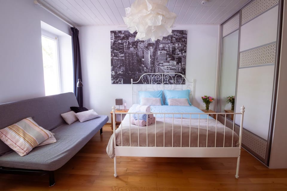 Bed, TV and multimedia, Living room, Photo of the whole room, Seating area, Bedroom, towels, towels