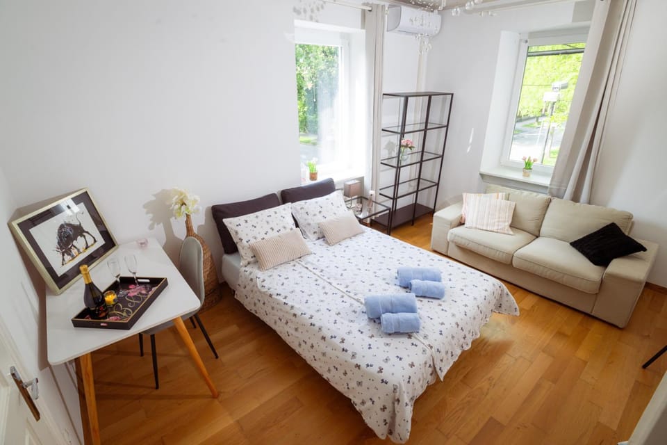Bed, Living room, Photo of the whole room, Seating area, Bedroom, towels