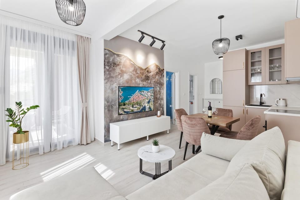 TV and multimedia, Living room, Seating area, Dining area