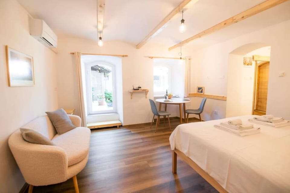 Jerry's Old Town Garden Apartment in Ljubljana
