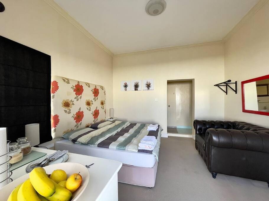 Private Park Island Room with own Bathroom at Lake Apartment in Cape Town