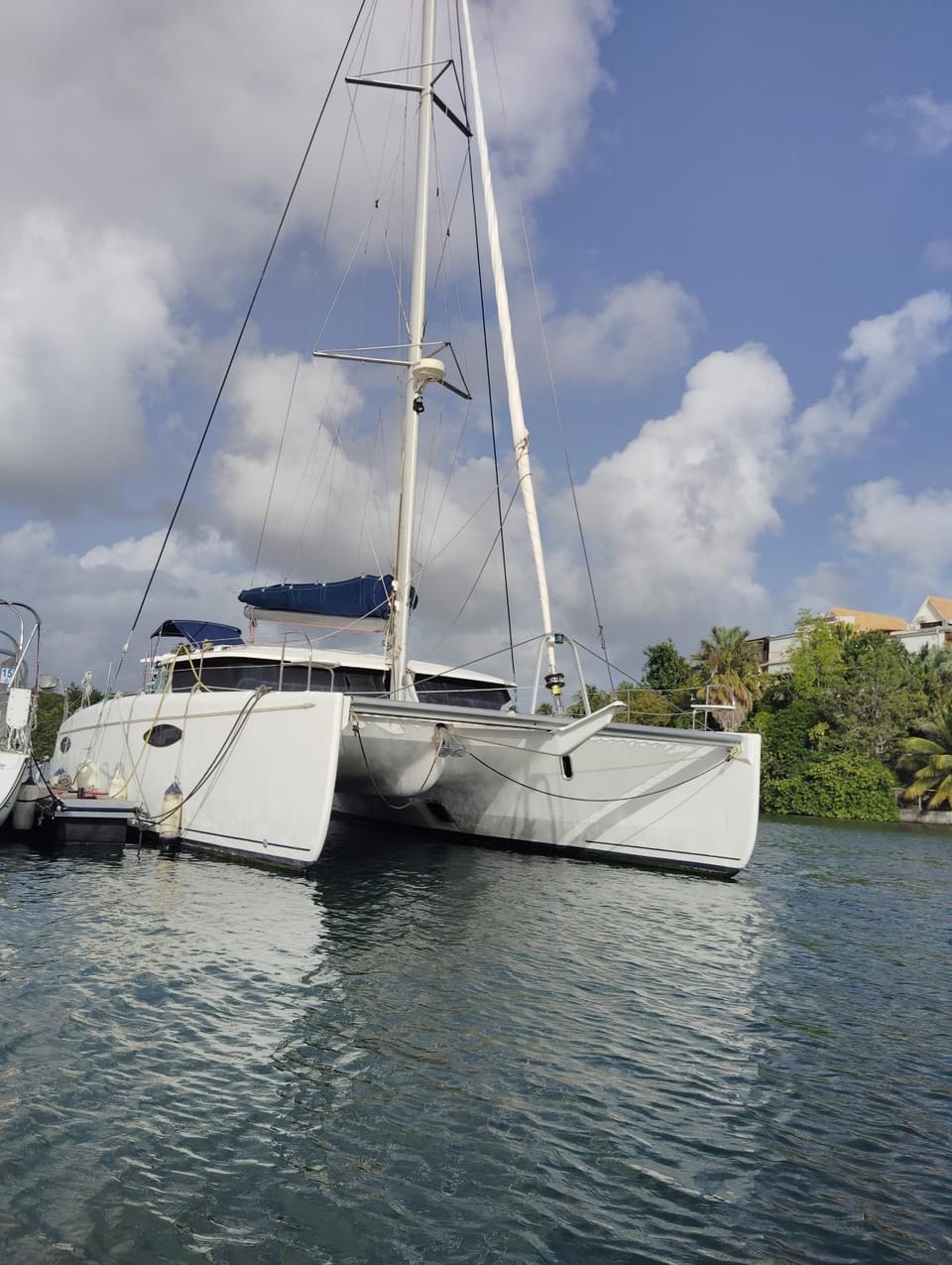 Catamaran partagé baie des 3 ilets Docked boat in Les Trois-Îlets