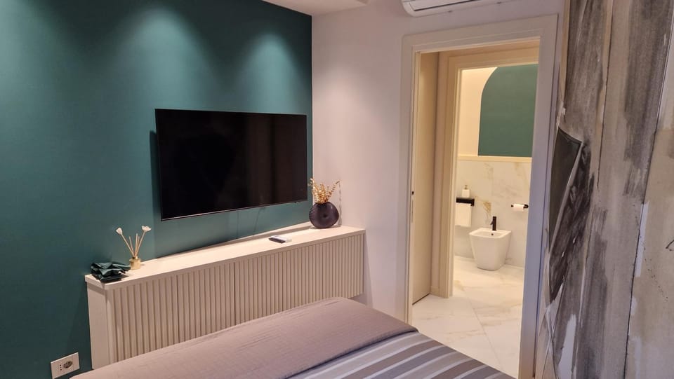 Bathroom, TV and multimedia, Bedroom