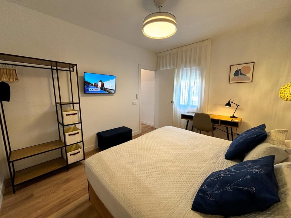 Bed, TV and multimedia, Seating area, Bedroom, flat iron