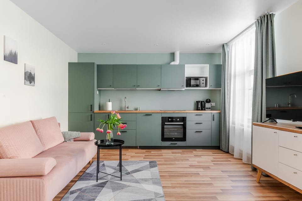TV and multimedia, Coffee/tea facilities, Living room, Seating area, microwave, oven, stove