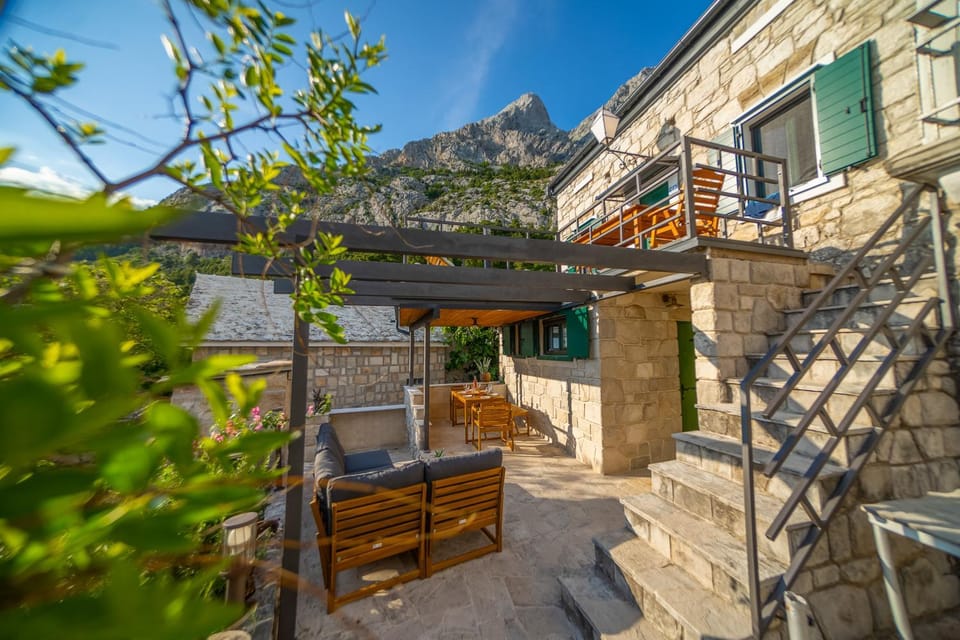 Property building, Patio, Spring, Day, Natural landscape, View (from property/room), Balcony/Terrace, Mountain view