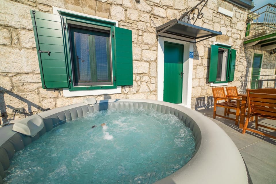 Patio, Day, Natural landscape, Hot Tub