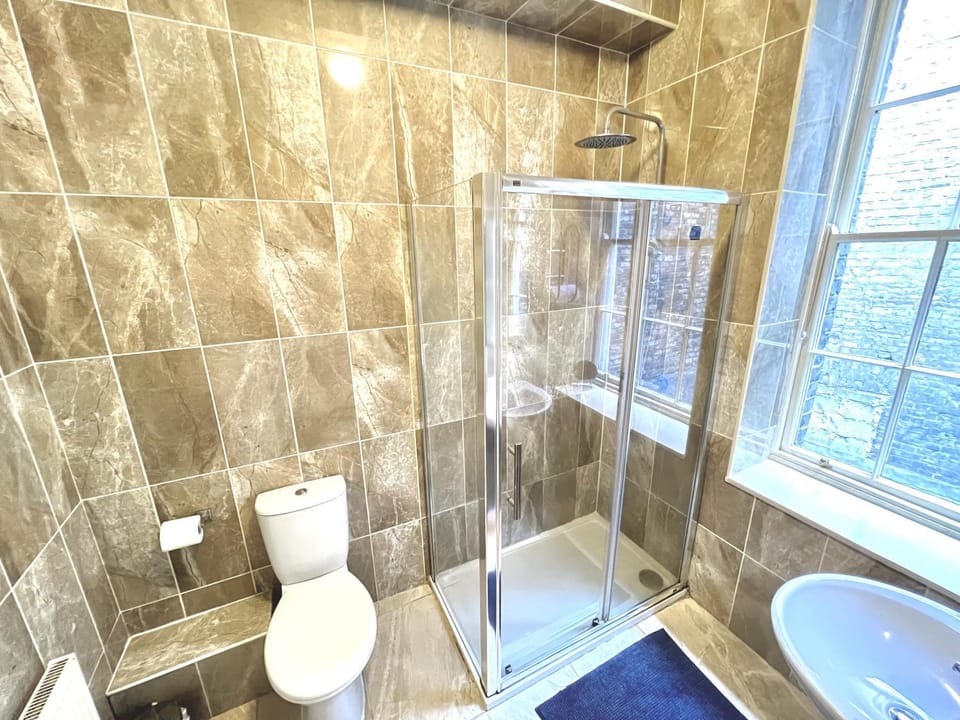 Shower, Toilet, Bathroom, Bath, bidet, towels