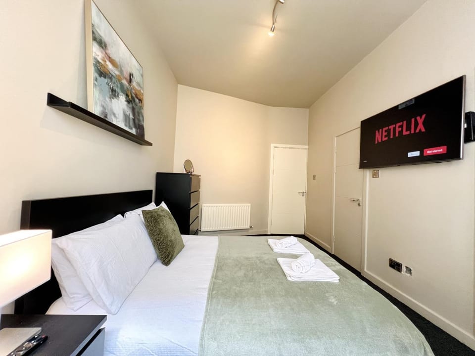 Bed, TV and multimedia, Photo of the whole room, Bedroom, wardrobe