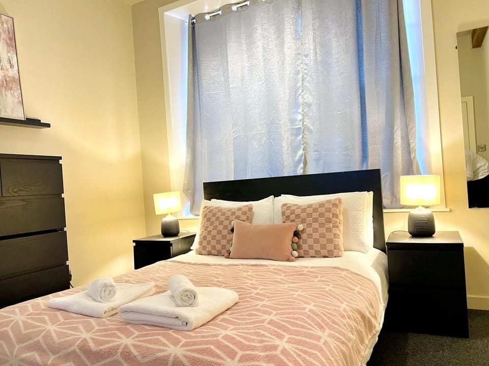 Bed, Photo of the whole room, Bedroom, towels
