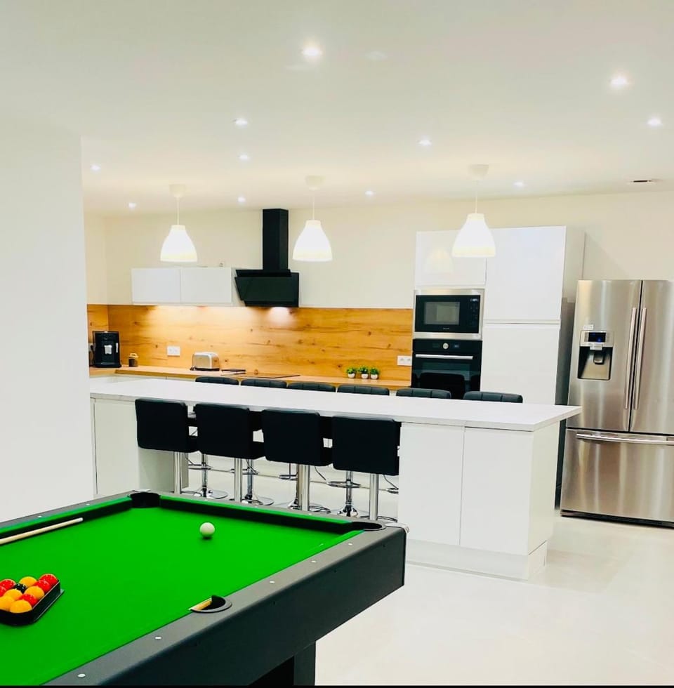 Villa 220 m2 avec 5 chambres 6 lits doubles 2 toilettes 2 salles de bain Villa in Bourgogne-Franche-Comté