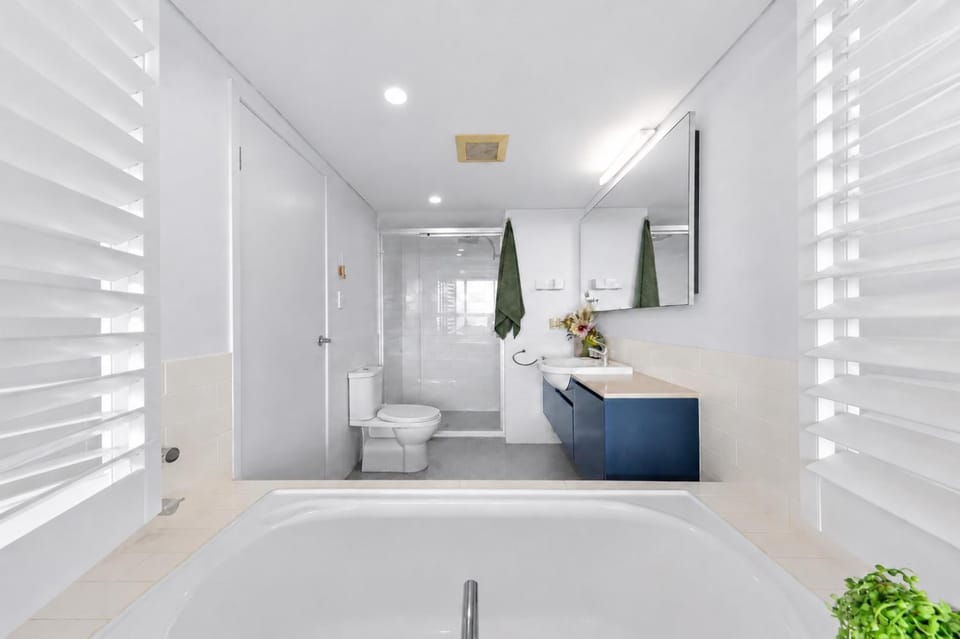 Azure Sea, Oceanviews, Wifi, 2 Pools + Gym Apartment in Airlie Beach