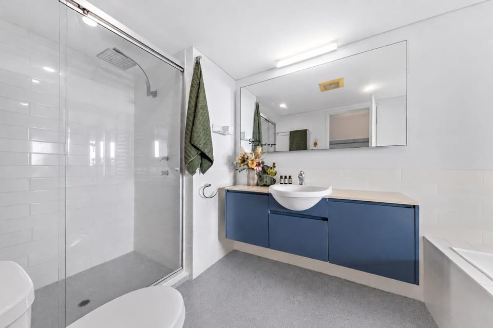 Azure Sea, Oceanviews, Wifi, 2 Pools + Gym Apartment in Airlie Beach