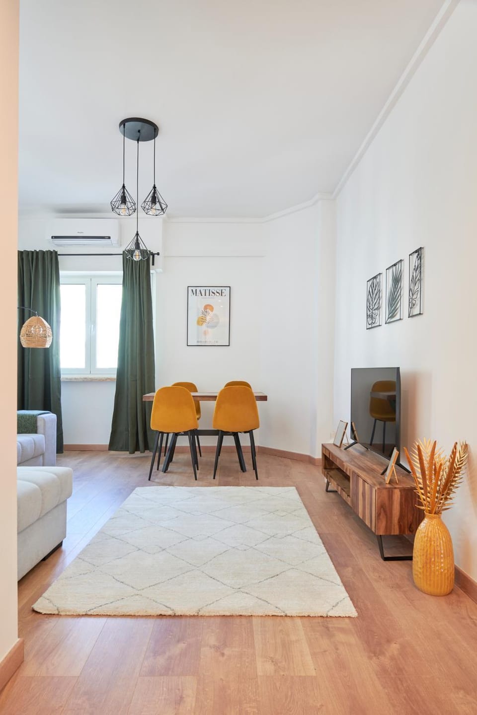 TV and multimedia, Living room, Seating area, Dining area
