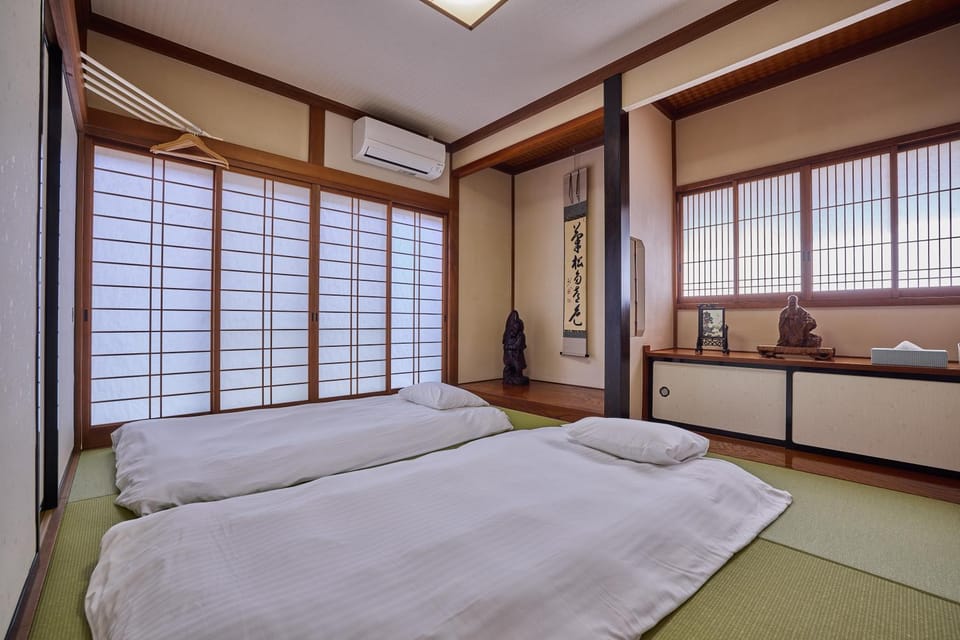 Photo of the whole room, Bedroom, air conditioner