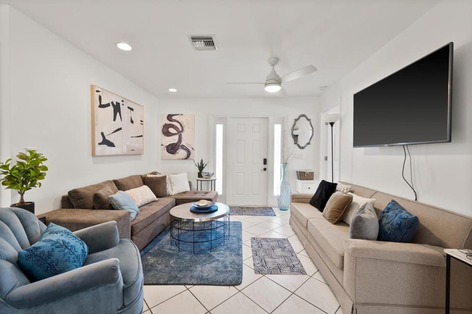Communal lounge/ TV room, TV and multimedia, Living room, Seating area, Evening entertainment