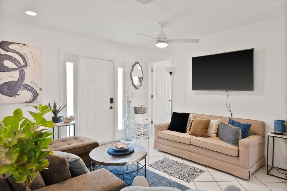 Communal lounge/ TV room, TV and multimedia, Living room, Seating area, Evening entertainment