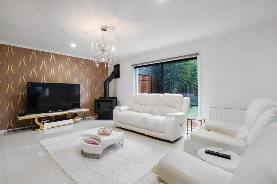 Bundoora Perfection - Luxury Family Oasis with pool House in Melbourne