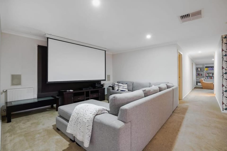 Bundoora Perfection - Luxury Family Oasis with pool House in Melbourne