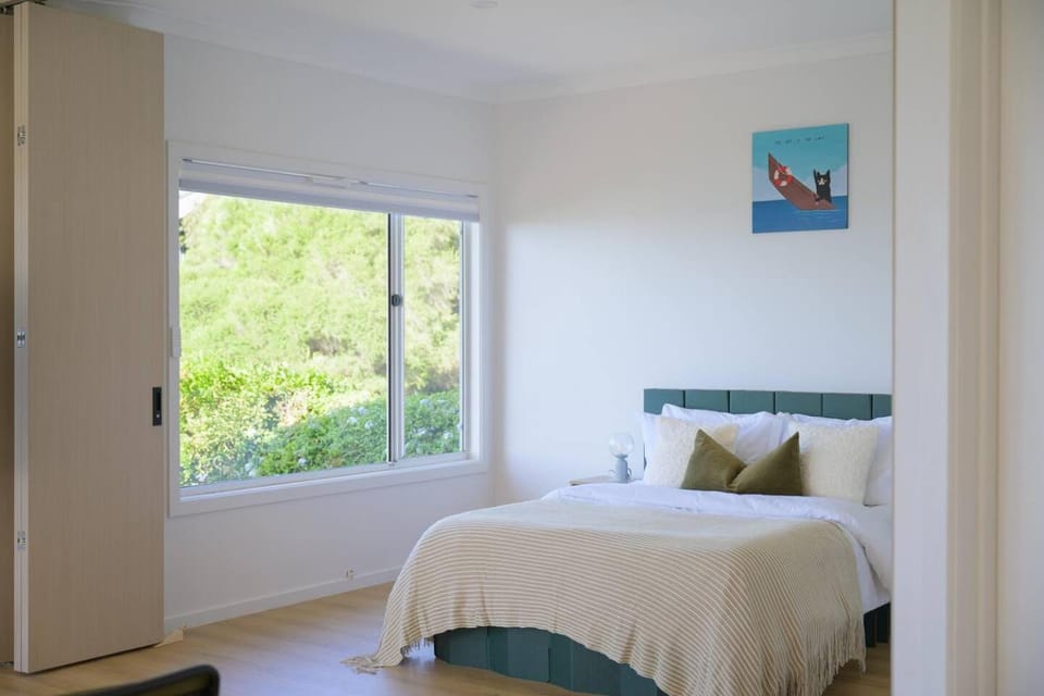 Bed, Bedroom, Mountain view