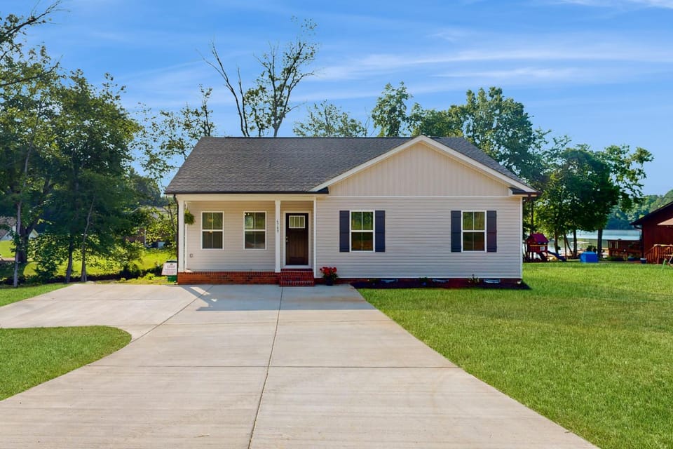 Private Dock! Lakefront Family Escape in Salisbury House in High Rock Lake