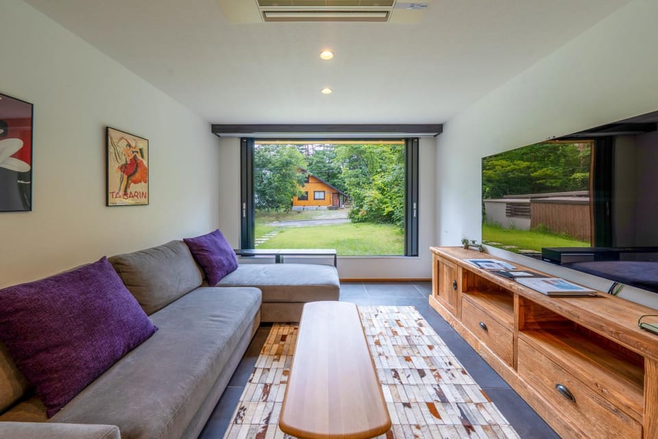 TV and multimedia, Living room, Seating area, Garden view