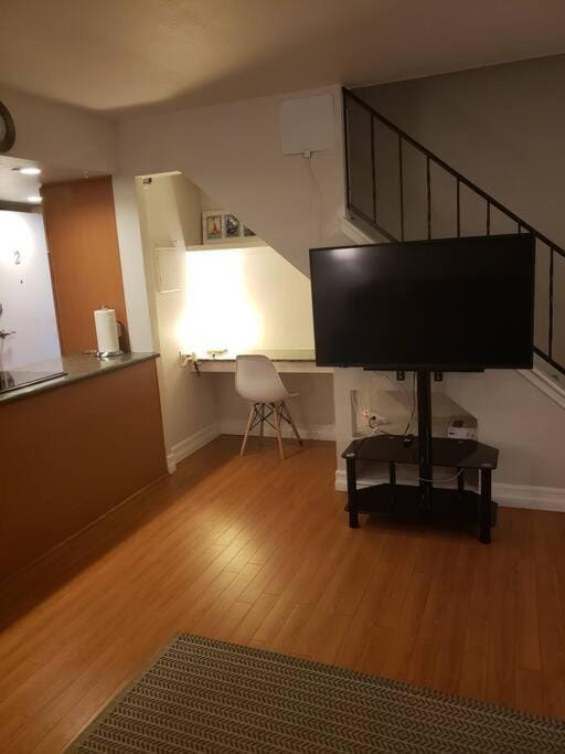 Centrally located to Strip, UNLV, Stadiums and so much more! Apartment in Paradise