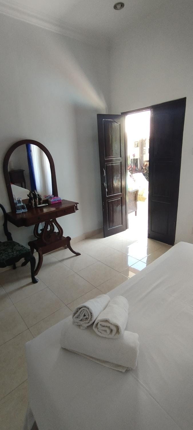 Guest House T Sari Bed and Breakfast in Buleleng
