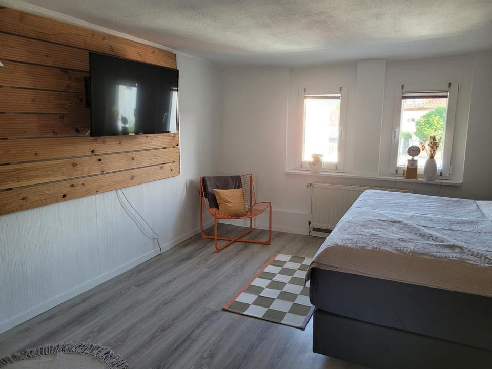 Bed, TV and multimedia, Photo of the whole room, Bedroom