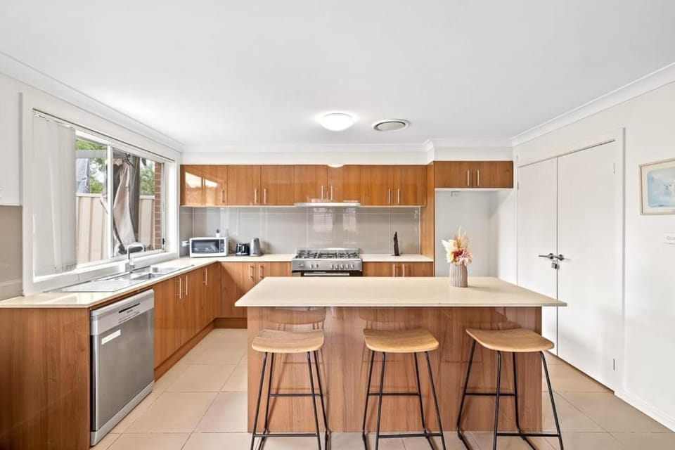 Cozy Double Room in Panania - Close to Stations & Stores - Shared Bathroom Bed and Breakfast in Sydney