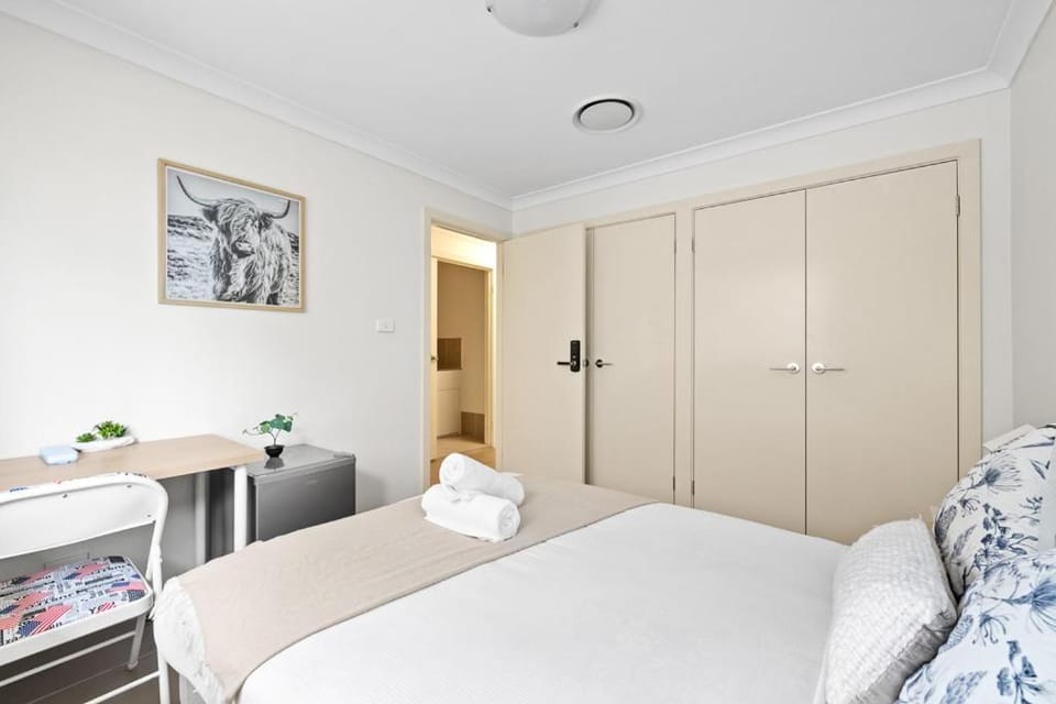 Cozy Double Room in Panania - Close to Stations & Stores - Shared Bathroom Bed and Breakfast in Sydney
