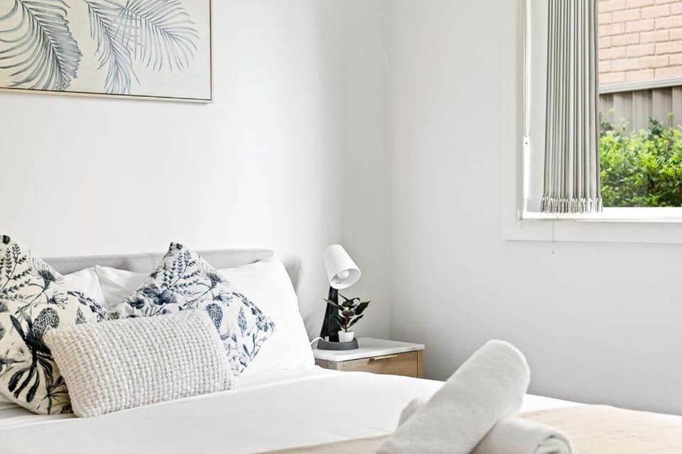 Cozy Double Room in Panania - Close to Stations & Stores - Shared Bathroom Bed and Breakfast in Sydney