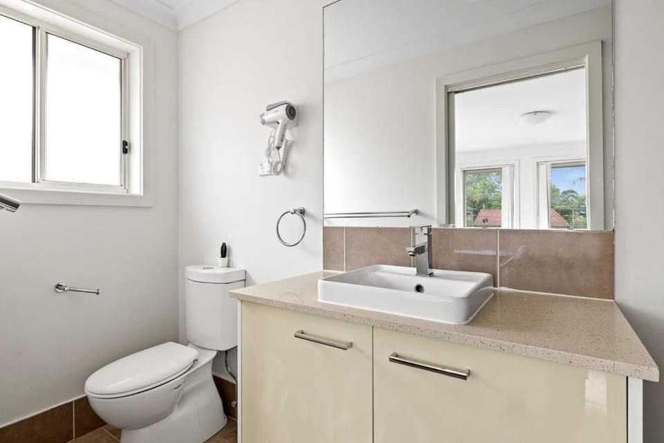 Luxe Ensuite Queen Room in Panania - Nearby Station Bed and Breakfast in Sydney