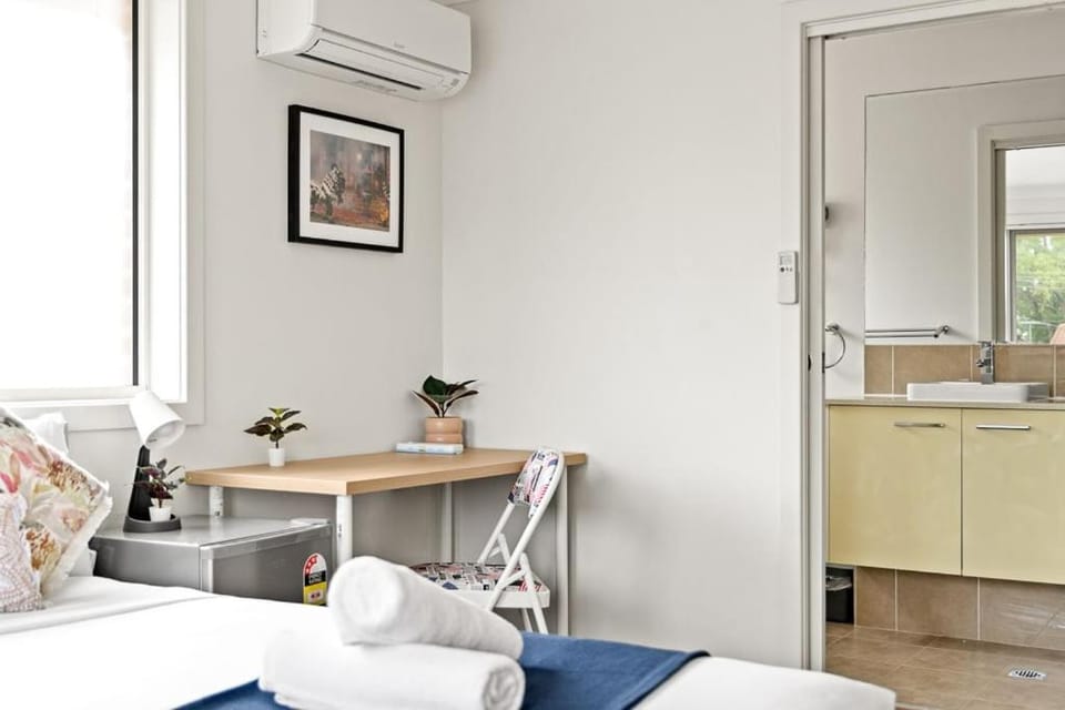 Luxe Ensuite Queen Room in Panania - Nearby Station Bed and Breakfast in Sydney