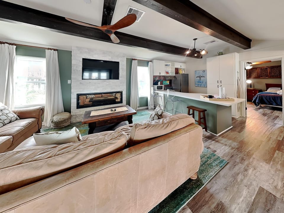 TV and multimedia, Kitchen or kitchenette, Living room, Bedroom, fireplace, furniture