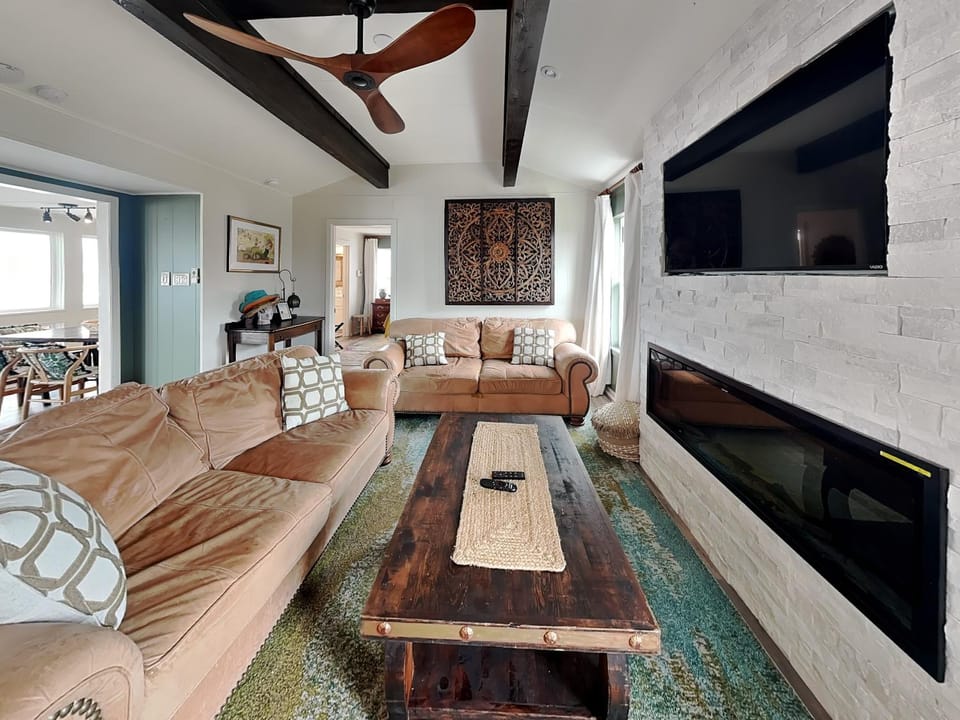 TV and multimedia, Living room, Seating area, fireplace, furniture