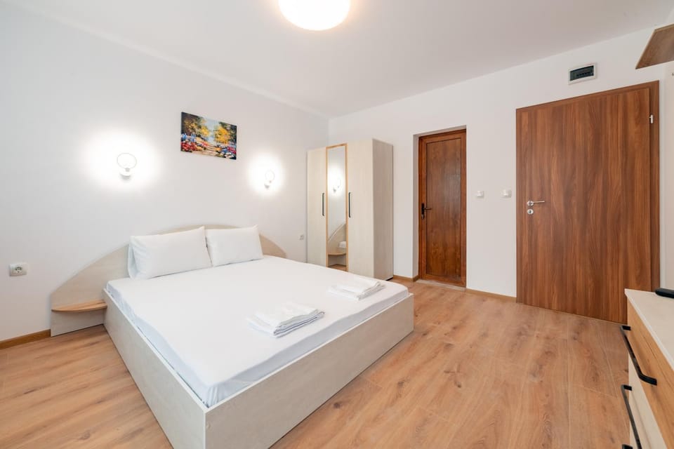 Photo of the whole room, Bedroom, wardrobe
