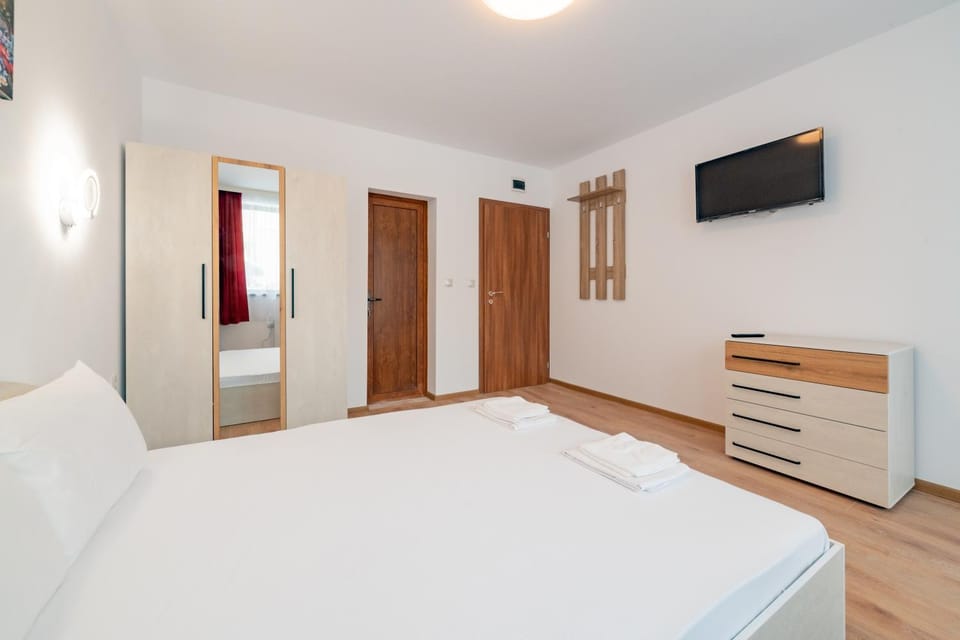 Photo of the whole room, towels, wardrobe