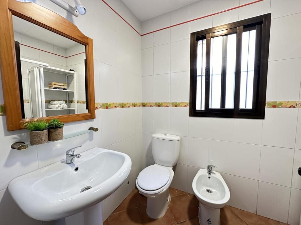 Shower, Toilet, Bathroom, bidet, towels