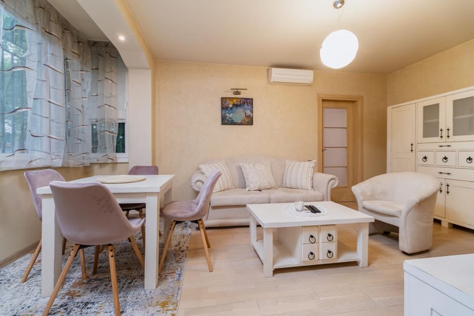 Living room, Seating area, Dining area, air conditioner