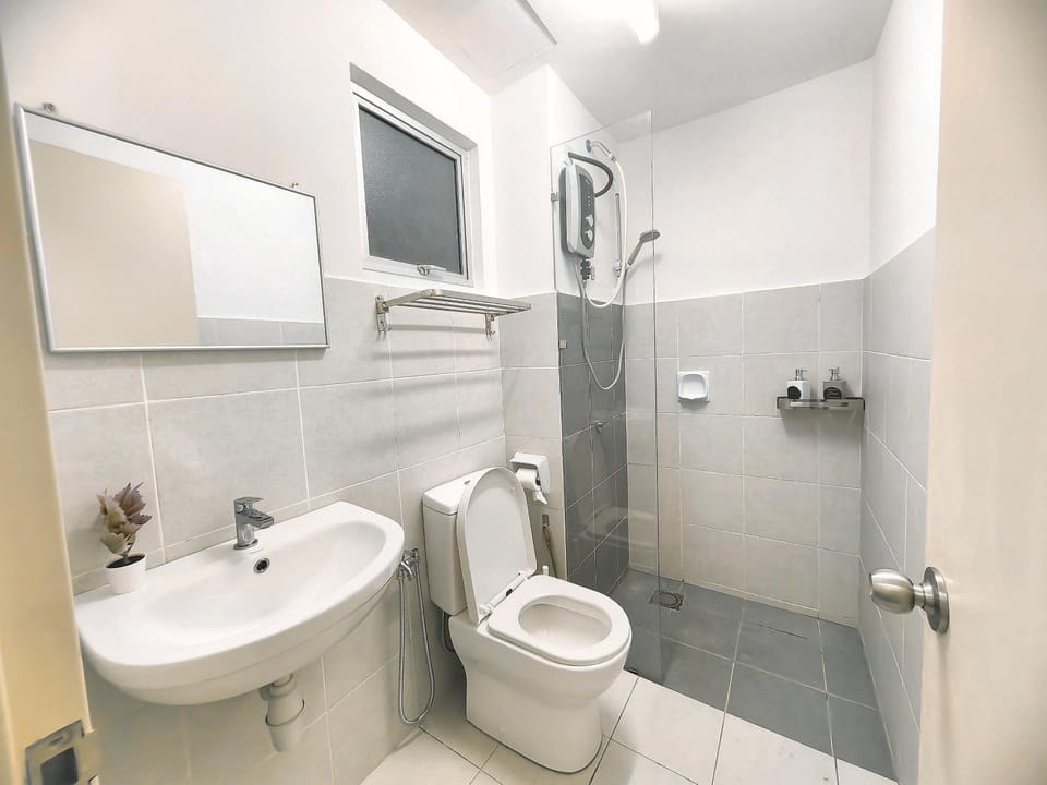Toilet, towels