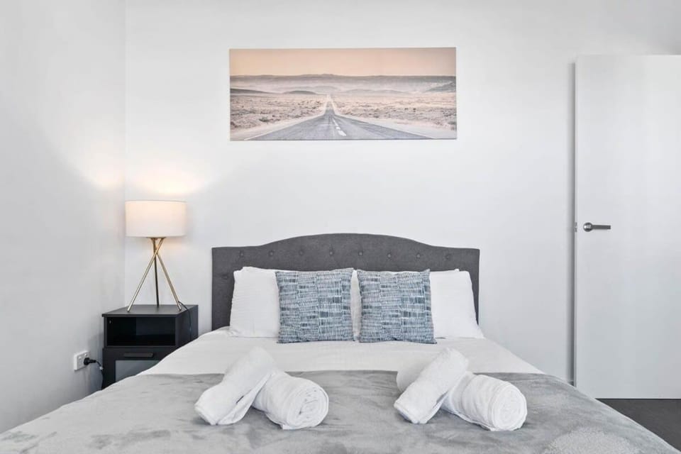 Lightview Oasis- Modern 2BR Apt- WiFi & Parking Apartment in Adelaide