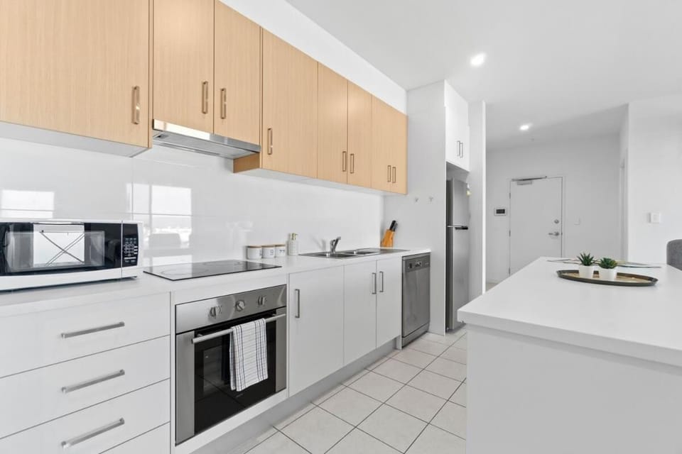 Lightview Oasis- Modern 2BR Apt- WiFi & Parking Apartment in Adelaide