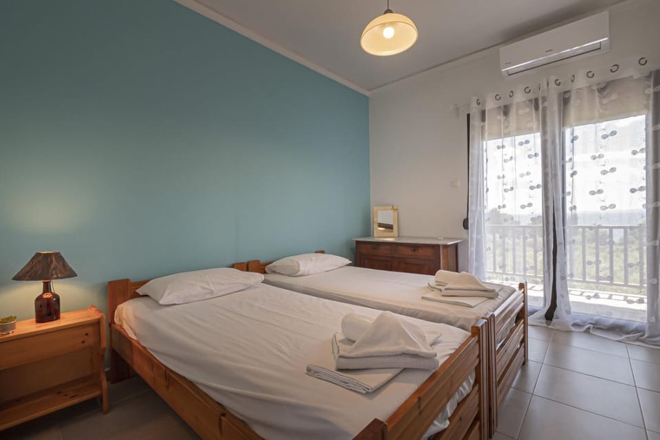 Bed, Photo of the whole room, Bedroom, towels, air conditioner