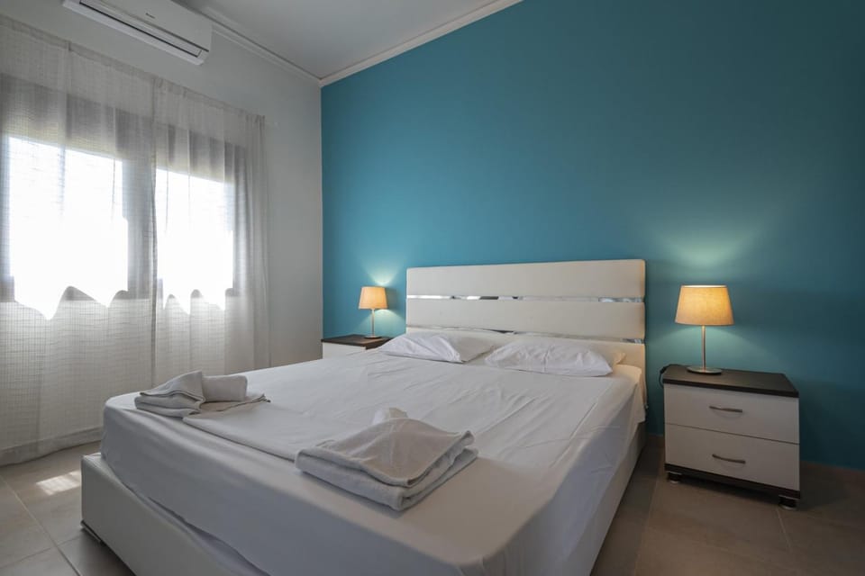 Bed, Photo of the whole room, Bedroom, towels, air conditioner