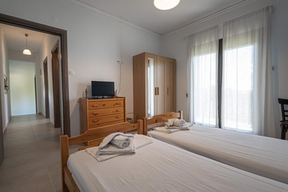 Bed, TV and multimedia, Photo of the whole room, Bedroom, towels, wardrobe